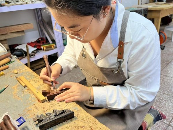 牛鑫所 女硕士当“木匠”，颐和园里修文物